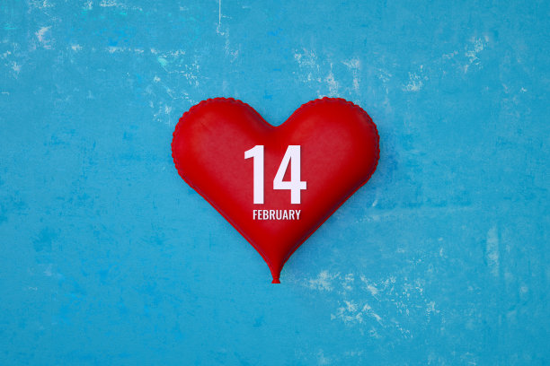 情人节2月14日红色的心脏气球在蓝色的背景上图片下载