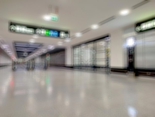 模糊的大厅里挤满了人。散焦空间与爆裂的灯光图片下载