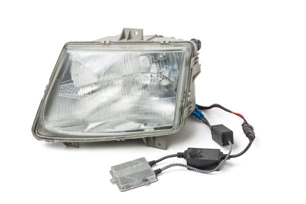 时尚的氙气车头灯的德国汽车光学设备与灯在一个白色孤立的背景。汽车修理厂用于汽车修理的备件图片下载