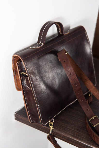 男士棕色皮制公文包，古色古香，复古感十足图片下载