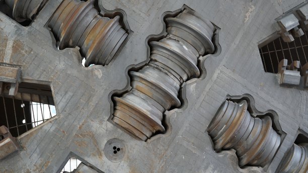 隧道掘进机，旋转切削头在前景图片下载