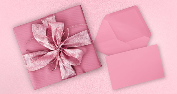 母亲节礼品卡，粉红色的盒子与粉红色闪亮的丝带蝴蝶结，孤立在闪闪发光的背景，空白布局票与副本空间，俯视图，也为妇女节或贺卡图片下载