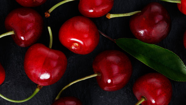 樱桃色的黑色背景。前视图。平躺图片下载