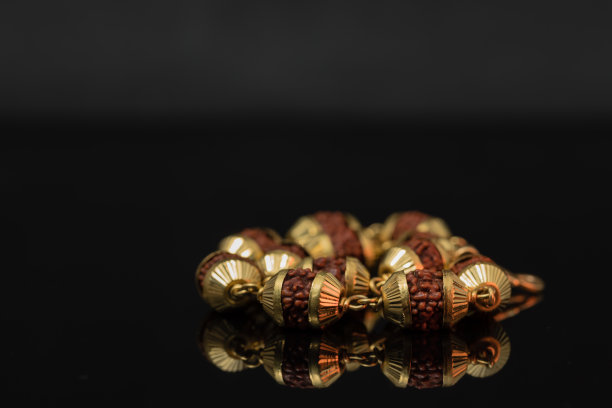 一串金链连接着rudraksh念珠图片下载