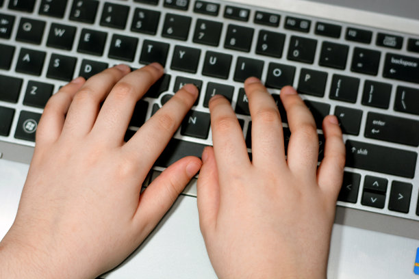 儿童的线上教育：电脑键盘特写图片下载