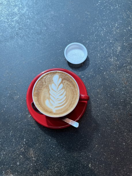 拿铁和白糖在花岗岩表面的背景图片下载