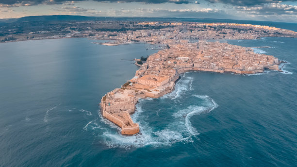 马耳他，瓦莱塔，从海上看
意大利城市的堡垒图片下载