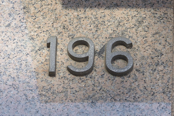在大理石墙上的196号房子。图片下载