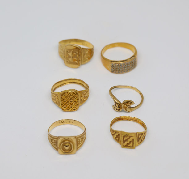不同的金戒指与白色背景图片下载