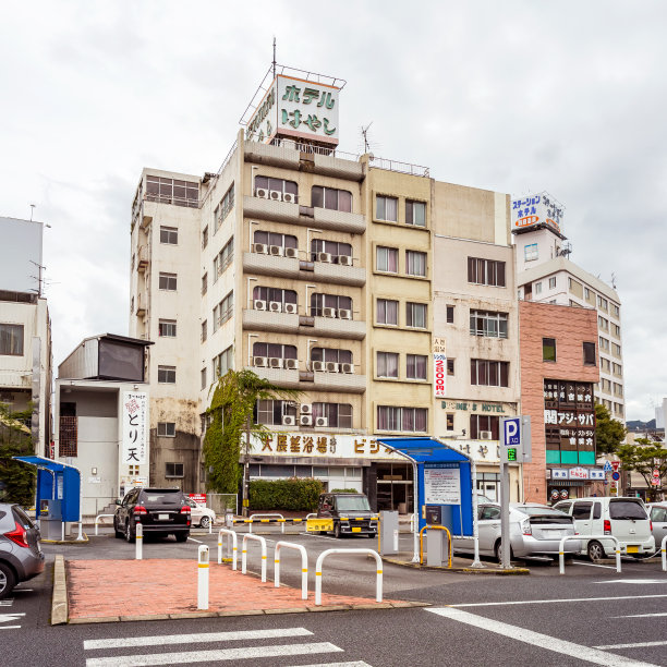 别府火车站前的一个小停车场图片下载