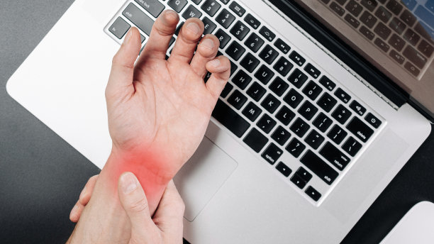 关节炎的手。关节炎办公室综合症是电脑的后果。手疼，人伤手腕。卫生保健和医疗理念。图片下载