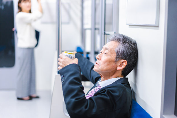 一个中年男人在火车上喝酒图片下载