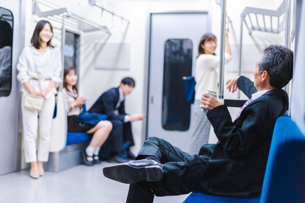 一个中年男人在火车上喝酒图片下载