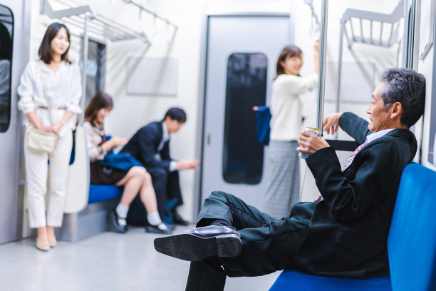 一个中年男人在火车上喝酒图片下载