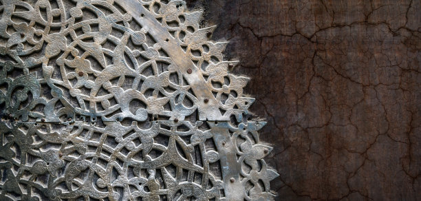 旧木门上的金属东方圆形图案，带复制空间图片下载