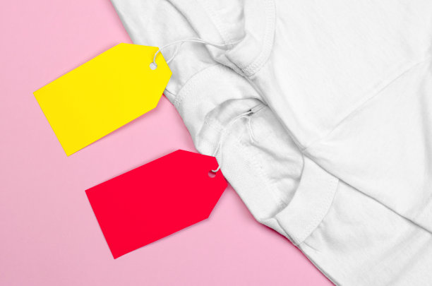 两件白色t恤，粉色背景，空白价签。衣服上空白标签图片下载