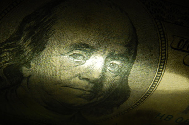 100美元，本杰明·富兰克林在树荫下。影子经济,darknet图片下载