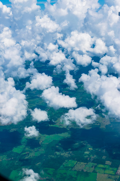 透过飞机看到的美丽的云景图片下载