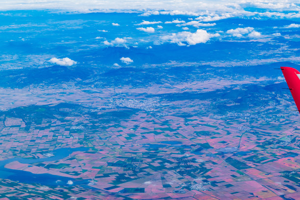 美丽的鸟瞰图通过飞机图片下载