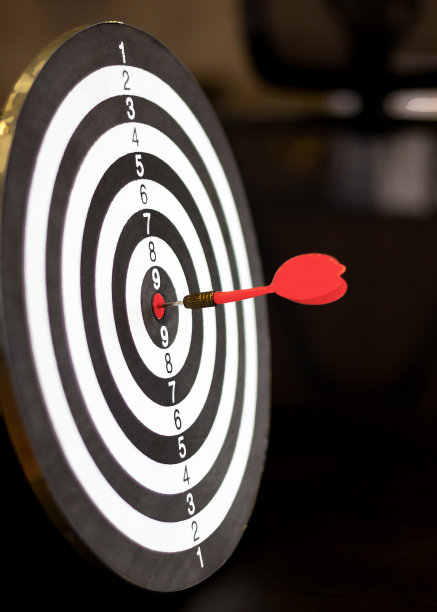 飞镖冲进圆靶。作为一个商业目标。图片下载