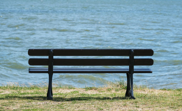 和平，安静，风景:空板凳完美的休息与水的视野，选择性的焦点图片下载