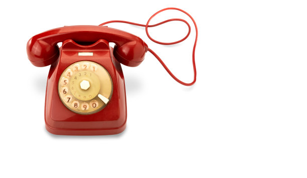 老式的红色旋转拨号电话图片下载