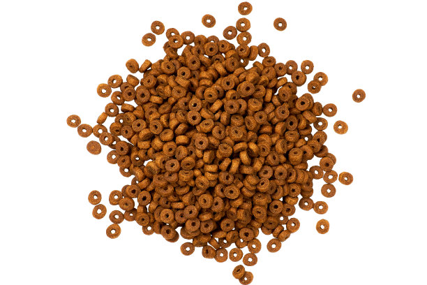 干猫粮孤立在白色背景宠物狗粮顶视图图片下载