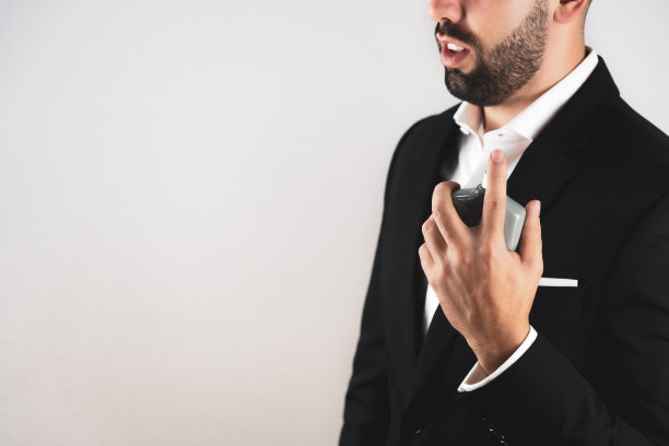 留着胡子的时髦男人喷着古龙水图片下载
