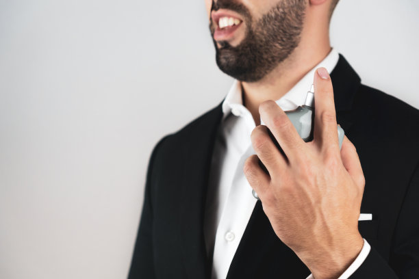 一个满脸胡须，满脸古龙水，面目全非的年轻人。图片下载