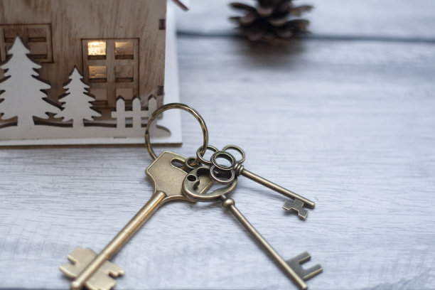 圣诞礼物房子与钥匙在木制背景图片下载