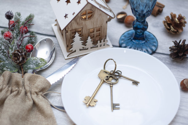 圣诞礼物房子与钥匙在木制背景图片下载