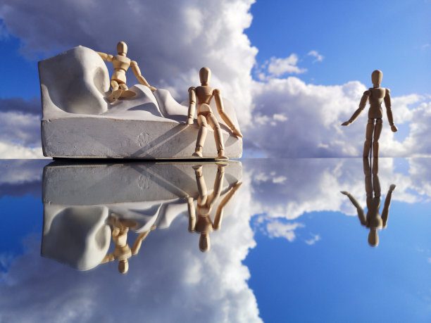 石膏头模型铸造在镜子上绘画和三个小木制人体模型图片下载