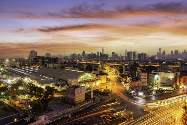鸟瞰曼谷市中心现代办公大楼与日出时间，曼谷，泰国图片下载
