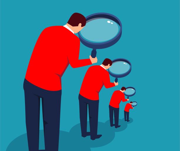 35、一步一步回顾，大商人拿着放大镜审视小商人。图片下载