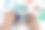 孩子的手用颜料在纸上画特写图片下载