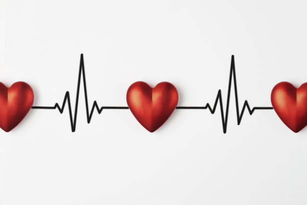心脏和心跳在白色背景与复制空间图片下载