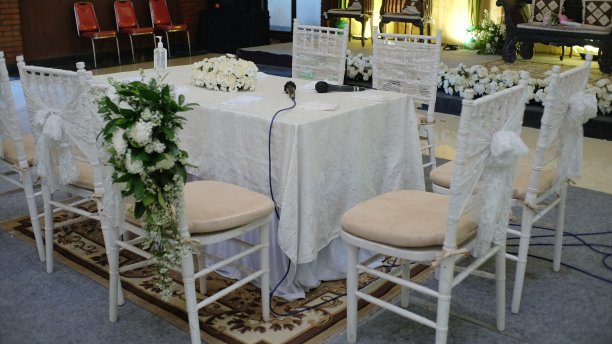 一些椅子和桌子被装饰起来以供婚礼游行图片下载