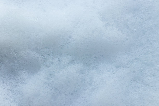 白色泡沫从肥皂或洗发水的洗涤纹理背景中产生。图片下载