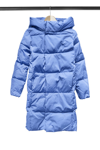 大衣挂在衣架上图片下载