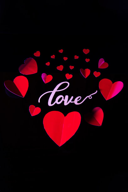 “爱”，一个黑色背景的木刻铭文，边缘有一颗心图片下载