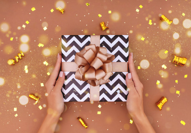 女性手中的礼盒图片下载