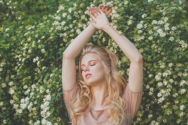 春天公园里快乐的年轻女子图片下载