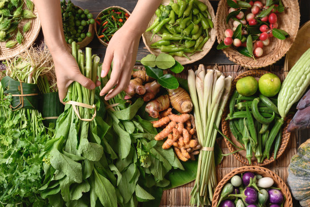 来自泰国北部当地农贸市场的新鲜有机东南亚蔬菜和香料图片下载