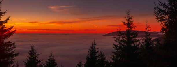 日落时，从山脉到云雾缭绕的山谷图片下载
