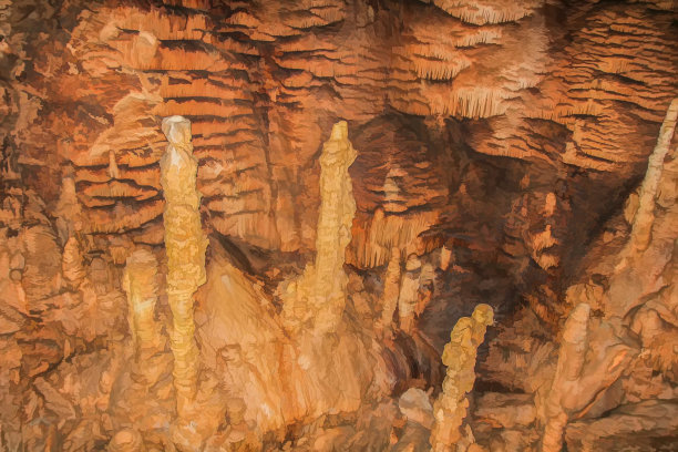 地下洞穴的钟乳石和石笋的抽象图。石灰岩岩溶的形成。旅游度假概念。数字绘画。抽象自然主义，浮雕图案图片下载