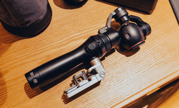 手持相机与万向节和稳定器图片下载