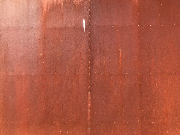 生锈的铁门上有锈，因为使用时间久了。图片下载