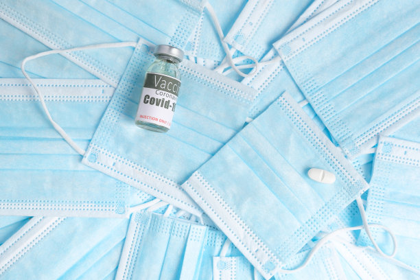 许多医用口罩与一瓶疫苗和一片药片的照片，作为对抗冠状病毒的治疗、保护和健康概念。图片下载