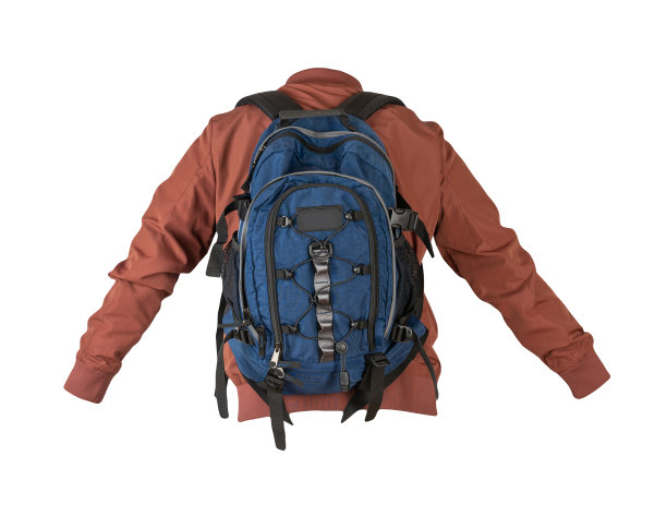 黑色双肩包，红色夹克，白色背景。图片下载