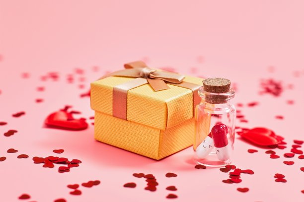 情人节。爱的背景。粉红色背景上的心形礼物，上面有爱的题字。文本的复制空间。浪漫和爱情的概念。图片下载